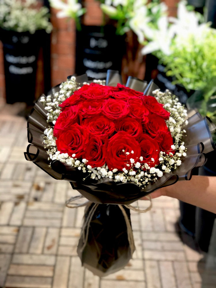 25 Precious Rose Bouquet black wrapping